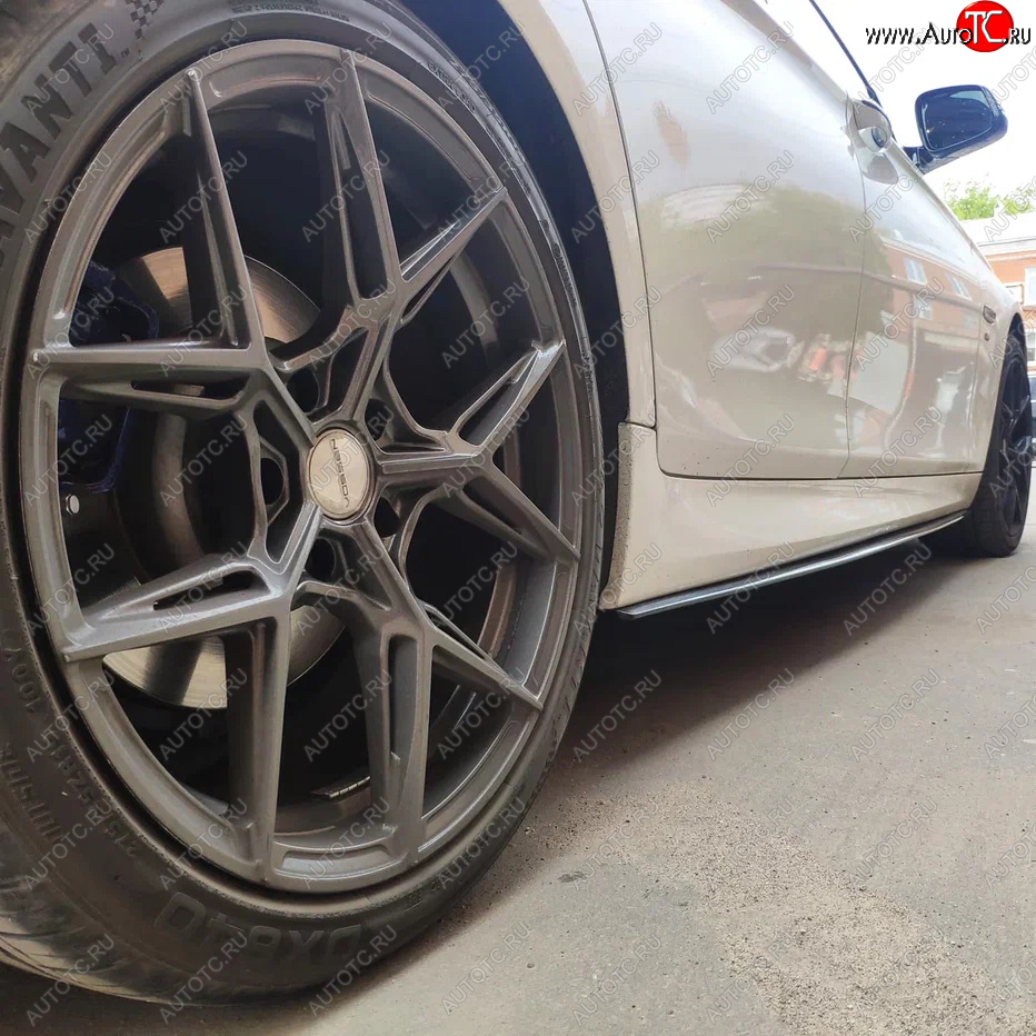 9 499 р. Пластиковые накладки порогов М-Perfomance BMW 5 серия F10 седан дорестайлинг (2009-2013) (цвет: черный глянец)  с доставкой в г. Белгород