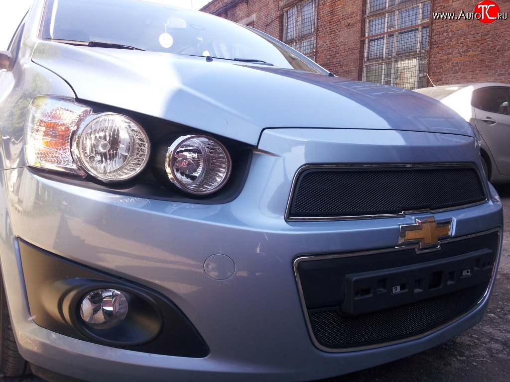 1 469 р. Сетка в решетку радиатора Russtal Chevrolet Aveo T300 седан (2011-2015) (черная)  с доставкой в г. Белгород