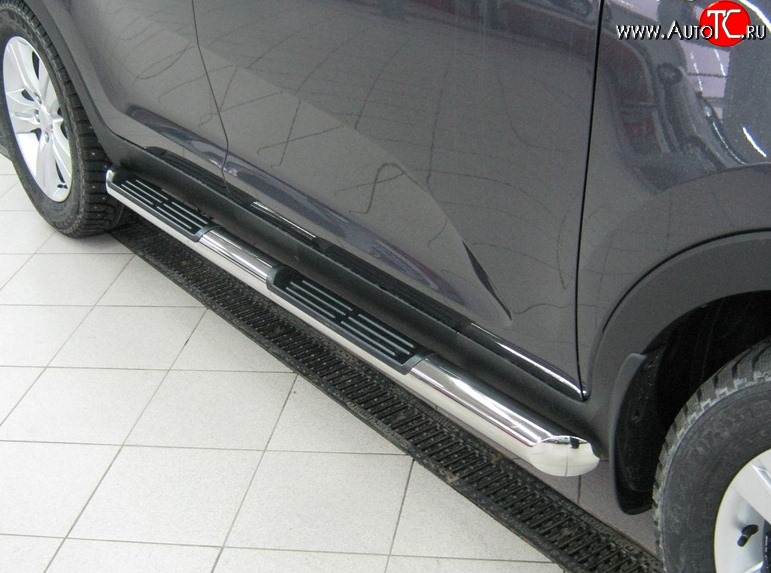 14 449 р. Защита порогов Russtal из трубы d76 мм с пластиковыми вставками для ног Mitsubishi Pajero Sport PB дорестайлинг (2008-2013) (Защита порогов с со скосами на торцах (вариант 1))  с доставкой в г. Белгород