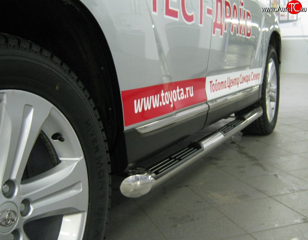 14 449 р. Защита порогов Russtal из трубы d76 мм с пластиковыми вставками для ног Toyota Highlander XU40 рестайлинг (2010-2013) (Защита порогов с со скосами на торцах (вариант 1))  с доставкой в г. Белгород