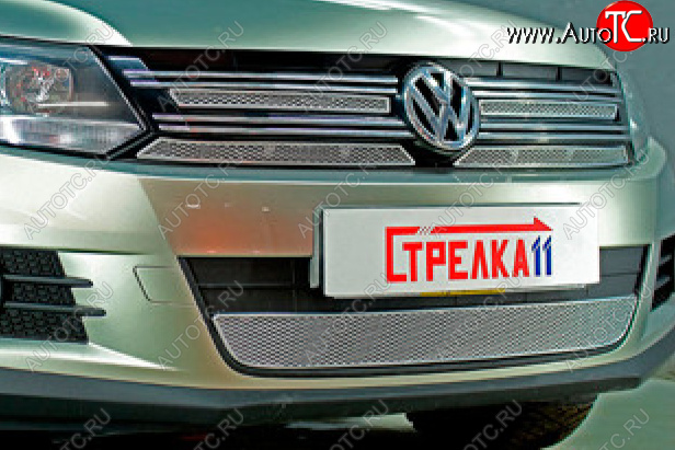 6 999 р. Защитная сетка в бампер (верх, 4 части, ячейка 4х10 мм) Стрелка11 Премиум Volkswagen Tiguan NF рестайлинг (2011-2017) (Хром)  с доставкой в г. Белгород