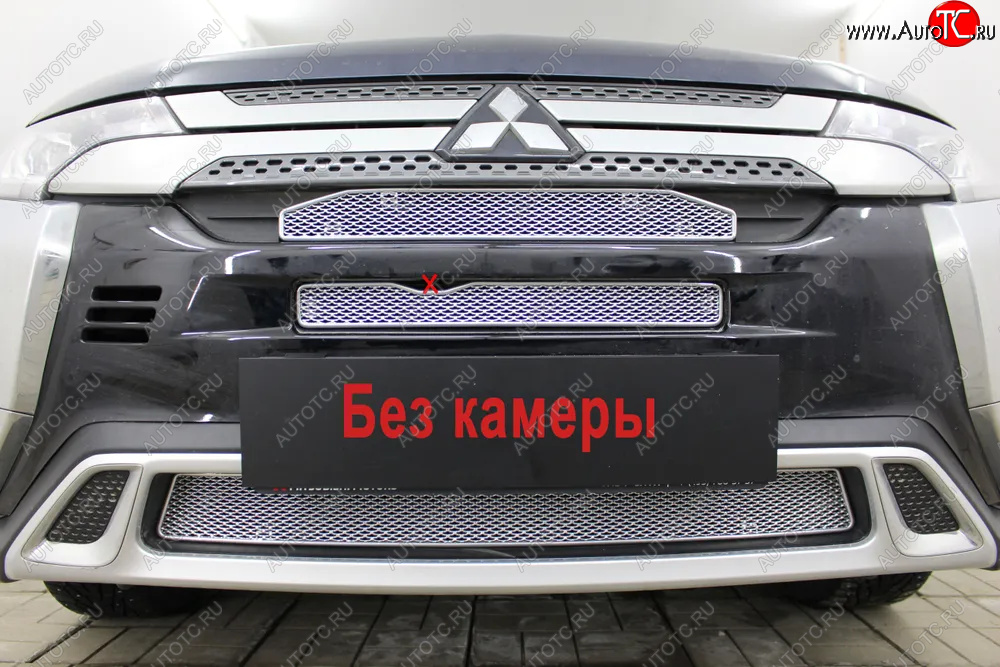 9 499 р. Защитная сетка в бампер (низ, 3 части, с парктроником, ячейка 4х10 мм) Alfeco Премиум Mitsubishi Outlander GF 3-ий рестайлинг (2018-2022) (Хром)  с доставкой в г. Белгород