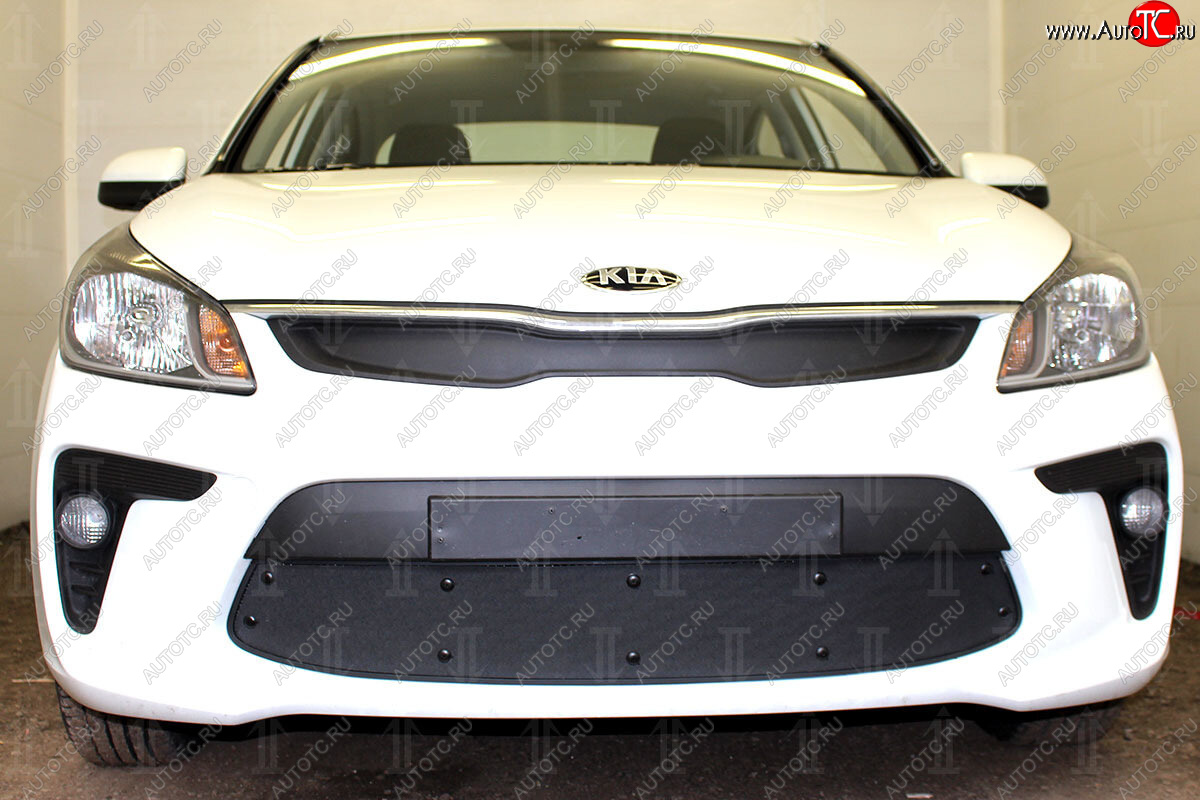 3 179 р. Защитная сетка в бампер (верх, заглушка без сот) Alfeco Стандарт KIA Rio 4 FB дорестайлинг седан (2016-2020) (Чёрная)  с доставкой в г. Белгород