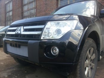 3 299 р. Защитная сетка в бампер (низ, ячейка 3х7 мм) Стрелка11 Стандарт Mitsubishi Pajero 4 V80 дорестайлинг (2006-2011) (Хром)  с доставкой в г. Белгород. Увеличить фотографию 2