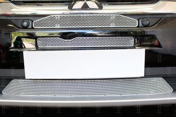 9 199 р. Защитная сетка в бампер (3 части, с парктроником, ячейка 4х10 мм) Alfeco Премиум Mitsubishi Outlander GF 2-ой рестайлинг (2015-2018) (Хром)  с доставкой в г. Белгород. Увеличить фотографию 2