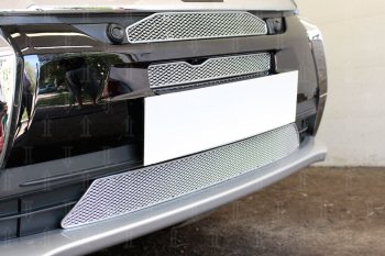 9 199 р. Защитная сетка в бампер (3 части, с парктроником, ячейка 4х10 мм) Alfeco Премиум Mitsubishi Outlander GF 2-ой рестайлинг (2015-2018) (Хром)  с доставкой в г. Белгород. Увеличить фотографию 3