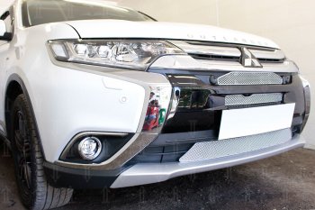 9 199 р. Защитная сетка в бампер (3 части, с парктроником, ячейка 4х10 мм) Alfeco Премиум Mitsubishi Outlander GF 2-ой рестайлинг (2015-2018) (Хром)  с доставкой в г. Белгород. Увеличить фотографию 4