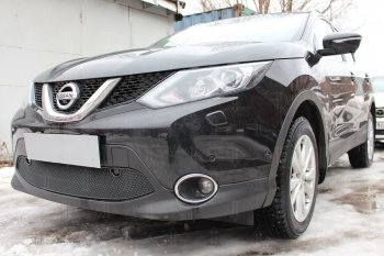 4 499 р. Защитная сетка в бампер (низ, с парктроником, ячейка 4х10 мм) Стрелка11 Премиум Nissan Qashqai 2 J11 дорестайлинг (2013-2019) (Чёрная)  с доставкой в г. Белгород. Увеличить фотографию 2