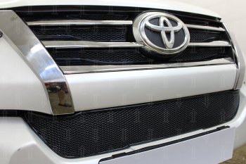 5 199 р. Защитная сетка в бампер (низ, ячейка 4х10 мм) Стрелка11 Премиум Toyota Fortuner AN160 дорестайлинг (2015-2020) (Чёрная)  с доставкой в г. Белгород. Увеличить фотографию 2