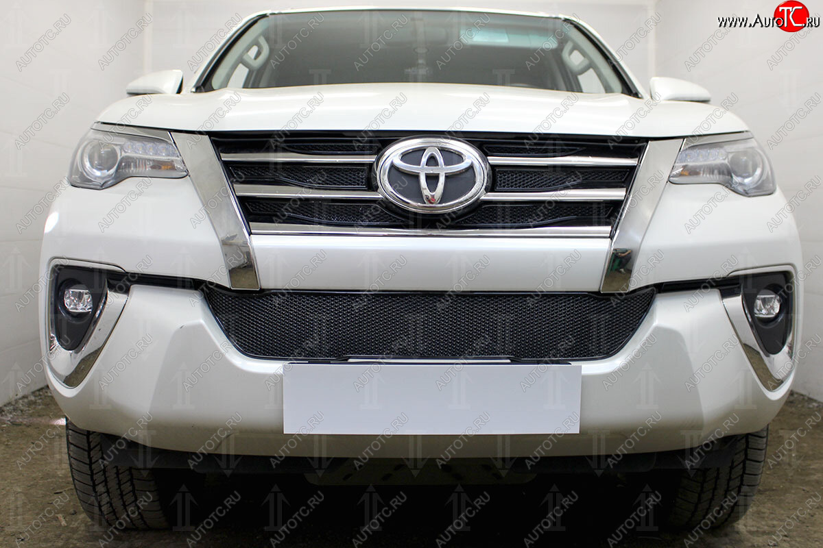 5 199 р. Защитная сетка в бампер (низ, ячейка 4х10 мм) Стрелка11 Премиум Toyota Fortuner AN160 дорестайлинг (2015-2020) (Чёрная)  с доставкой в г. Белгород