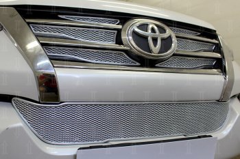 5 299 р. Защитная сетка в бампер (низ, ячейка 4х10 мм) Стрелка11 Премиум Toyota Fortuner AN160 дорестайлинг (2015-2020) (Хром)  с доставкой в г. Белгород. Увеличить фотографию 2