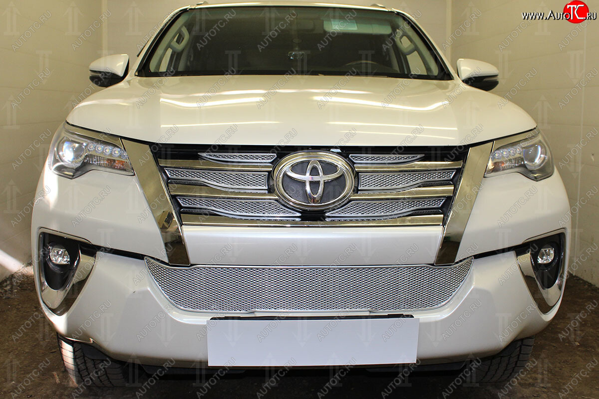 5 299 р. Защитная сетка в бампер (низ, ячейка 4х10 мм) Стрелка11 Премиум Toyota Fortuner AN160 дорестайлинг (2015-2020) (Хром)  с доставкой в г. Белгород