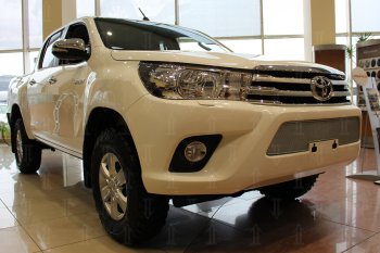 4 549 р. Защитная сетка в бампер (низ, ячейка 4х10 мм) Стрелка11 Премиум Toyota Hilux AN120 дорестайлинг (2016-2020) (Хром)  с доставкой в г. Белгород. Увеличить фотографию 2