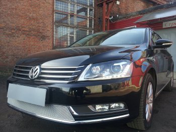 4 299 р. Защитная сетка в бампер (низ, ячейка 4х10 мм) Стрелка11 Премиум Volkswagen Passat B7 седан (2010-2015) (Хром)  с доставкой в г. Белгород. Увеличить фотографию 2