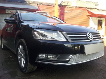 4 299 р. Защитная сетка в бампер (низ, ячейка 4х10 мм) Стрелка11 Премиум Volkswagen Passat B7 седан (2010-2015) (Хром)  с доставкой в г. Белгород. Увеличить фотографию 3