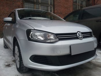 4 299 р. Защитная сетка в бампер (низ, ячейка 4х10 мм) Стрелка11 Премиум Volkswagen Polo 5 седан дорестайлинг (2009-2015) (Чёрная)  с доставкой в г. Белгород. Увеличить фотографию 2