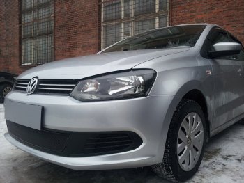 4 299 р. Защитная сетка в бампер (низ, ячейка 4х10 мм) Стрелка11 Премиум Volkswagen Polo 5 седан дорестайлинг (2009-2015) (Чёрная)  с доставкой в г. Белгород. Увеличить фотографию 3