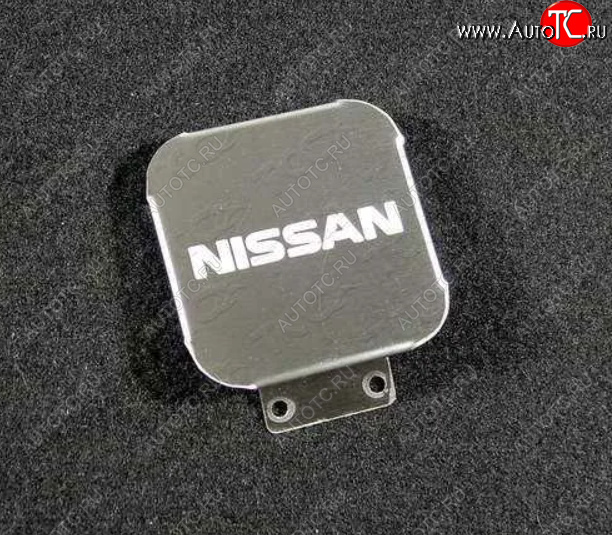 1 999 р. Заглушка на фаркоп с логотипом Nissan (на фаркопы TCC, нержавеющая сталь) TCC Nissan Terrano D10 рестайлинг (2016-2022)  с доставкой в г. Белгород