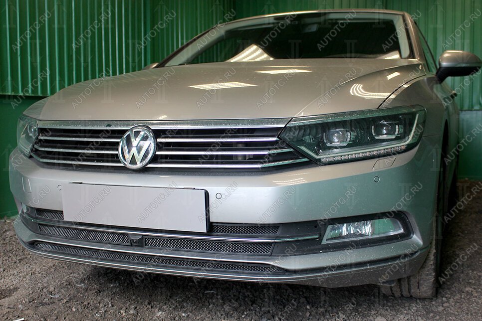 4 849 р. Защита радиатора (3 части с фронтальной камерой) (1.4 TSI) Стрелка11 Стандарт Volkswagen Passat B8 седан дорестайлинг (2015-2019) (черная)  с доставкой в г. Белгород