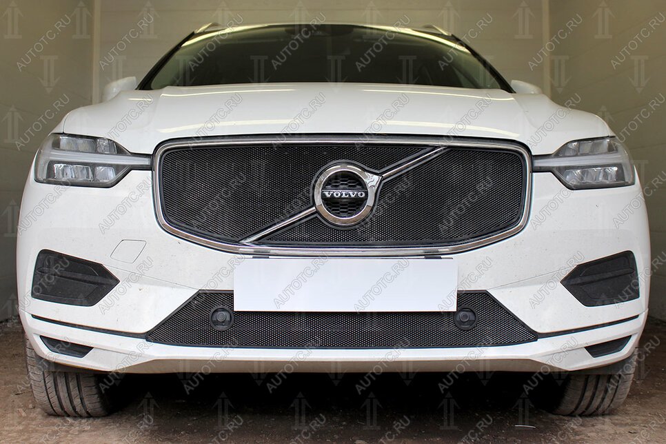 4 099 р. Защита радиатора (R-Design) (верх 2 части) Стрелка11 Стандарт Volvo XC60 (2017-2022) (черная)  с доставкой в г. Белгород