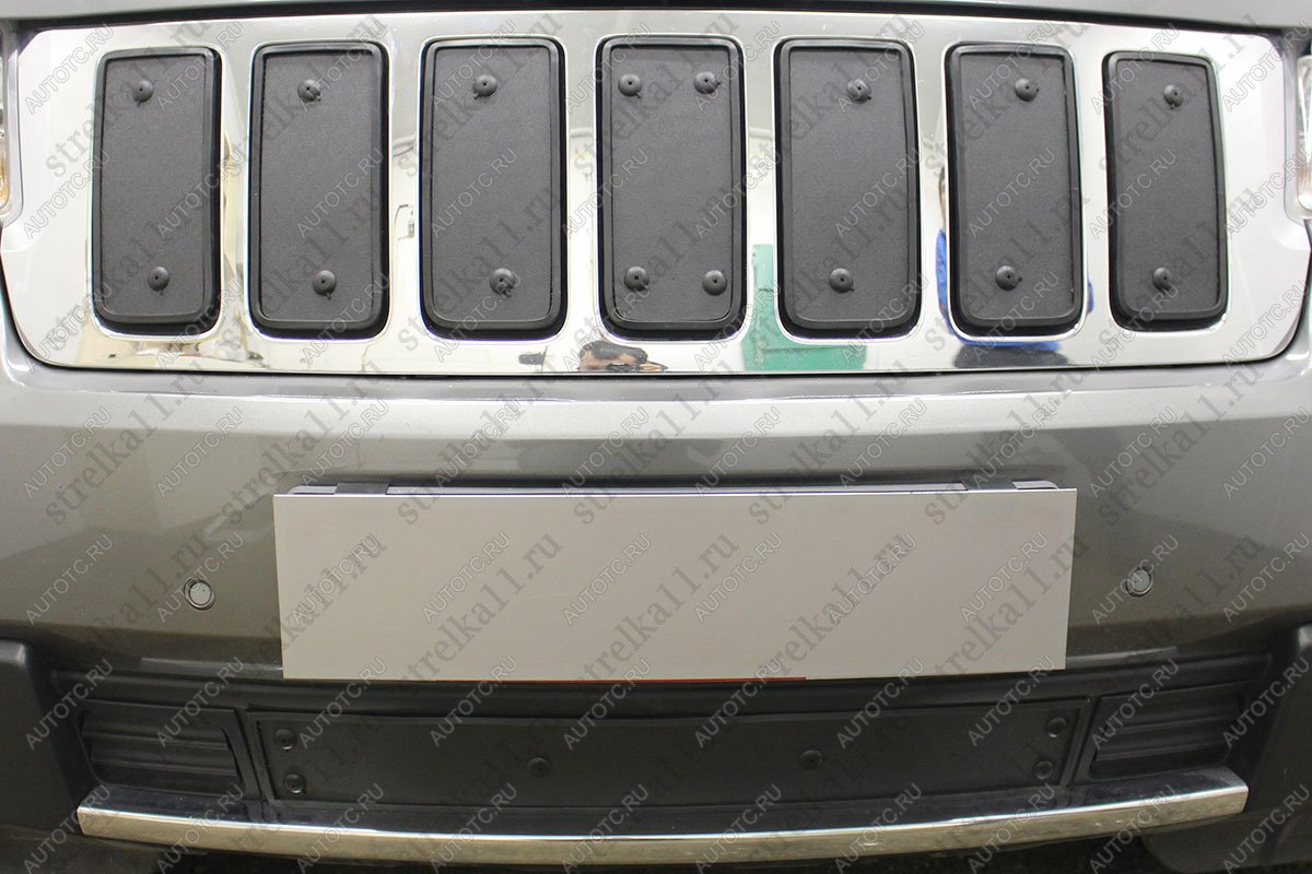 1 479 р. Зимняя заглушка решетки радиатора (верх) Стрелка11 Jeep Grand Cherokee WK2 дорестайлинг (2010-2013) (черная)  с доставкой в г. Белгород