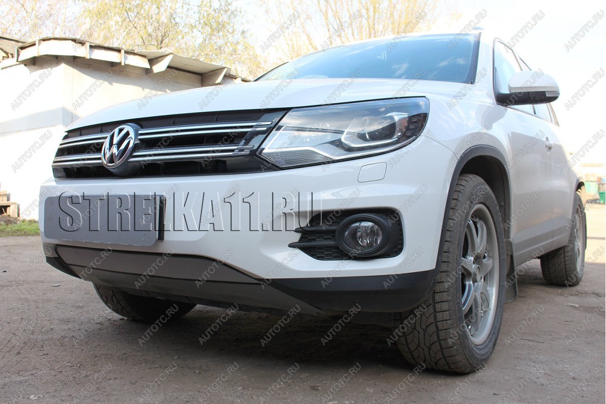 759 р. Зимняя заглушка решетки радиатора (Track&Field) Стрелка11 Volkswagen Tiguan NF рестайлинг (2011-2017) (черная)  с доставкой в г. Белгород