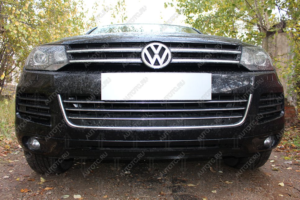 759 р. Зимняя заглушка решетки радиатора (низ) Стрелка11 Volkswagen Touareg 2 NF дорестайлинг (2010-2014) (черная)  с доставкой в г. Белгород