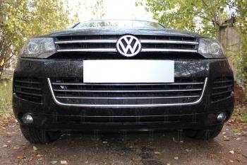 759 р. Зимняя заглушка решетки радиатора (центральная) Стрелка11 Volkswagen Touareg 2 NF дорестайлинг (2010-2014) (черная)  с доставкой в г. Белгород. Увеличить фотографию 2