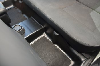 1 799 р. Накладки на ковролин заднего ряда Petroil Tuning Renault Duster HS рестайлинг (2015-2021)  с доставкой в г. Белгород. Увеличить фотографию 3