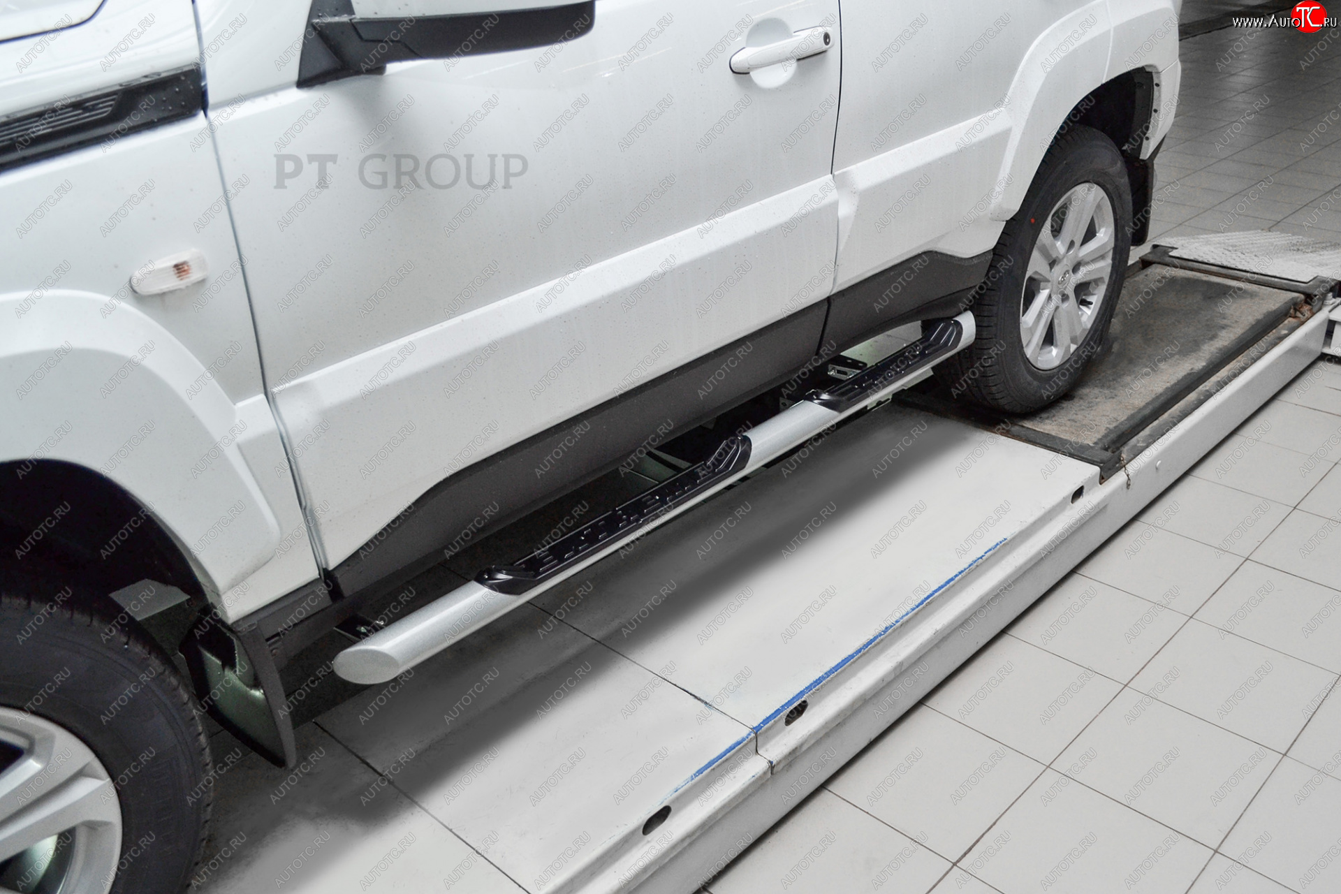 9 349 р. Защита порогов (с накладками, Ø63 мм) Petroil Tuning Лада Нива Трэвел (212300-80) (2021-2025) (окраска в серебристый (Искра))  с доставкой в г. Белгород