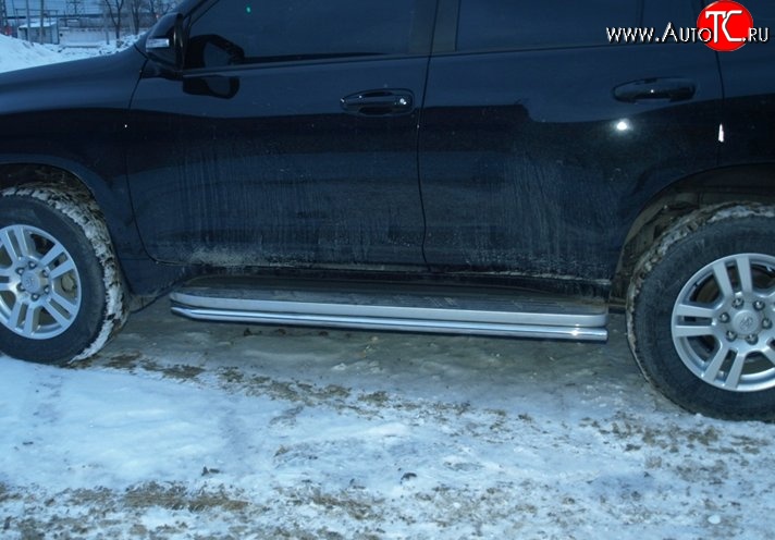 8 799 р. Защита порогов d42 мм Металл Дизайн Toyota Land Cruiser Prado J150 дорестайлинг (2009-2013) (полированная нержавейка)  с доставкой в г. Белгород