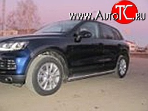 11 899 р. Защита порогов d76 мм Металл Дизайн Volkswagen Touareg 2 NF дорестайлинг (2010-2014) (полированная нержавейка)  с доставкой в г. Белгород